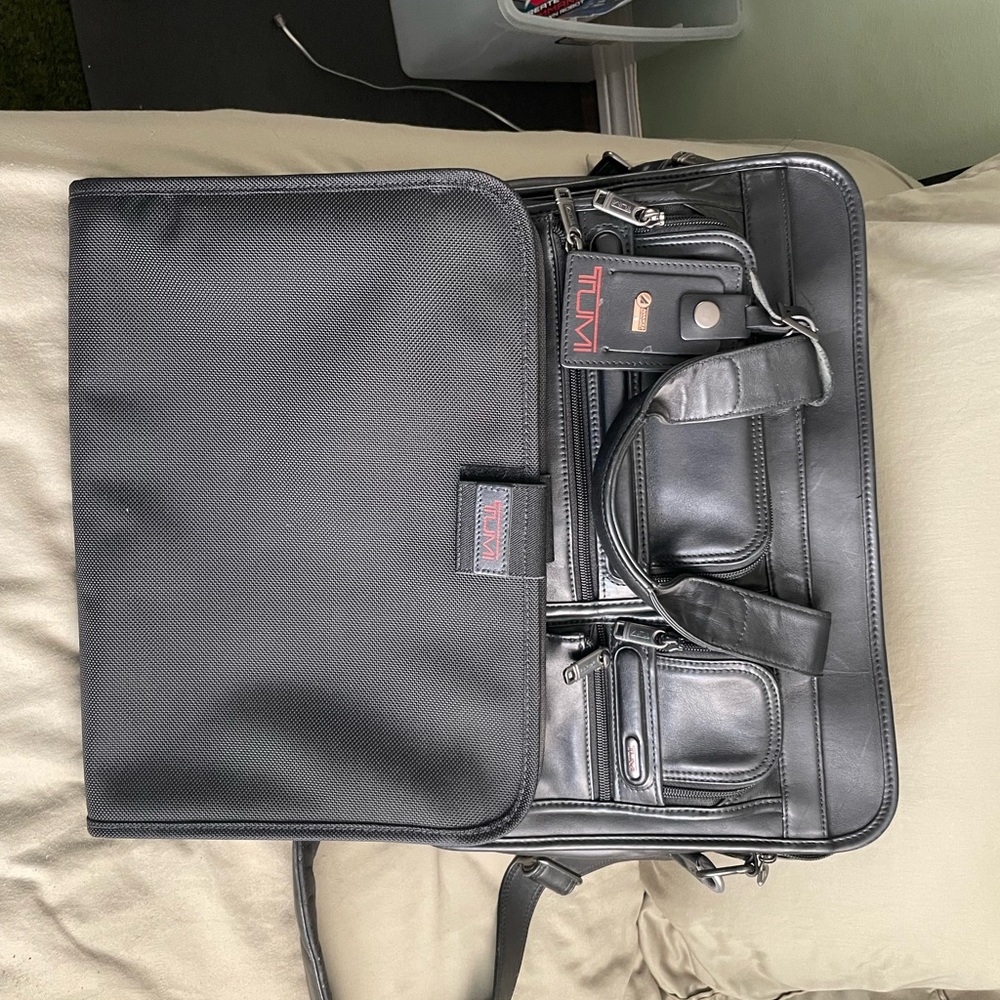 TUMI Sleek Black Leather Briefcase - Picture 4 of 5